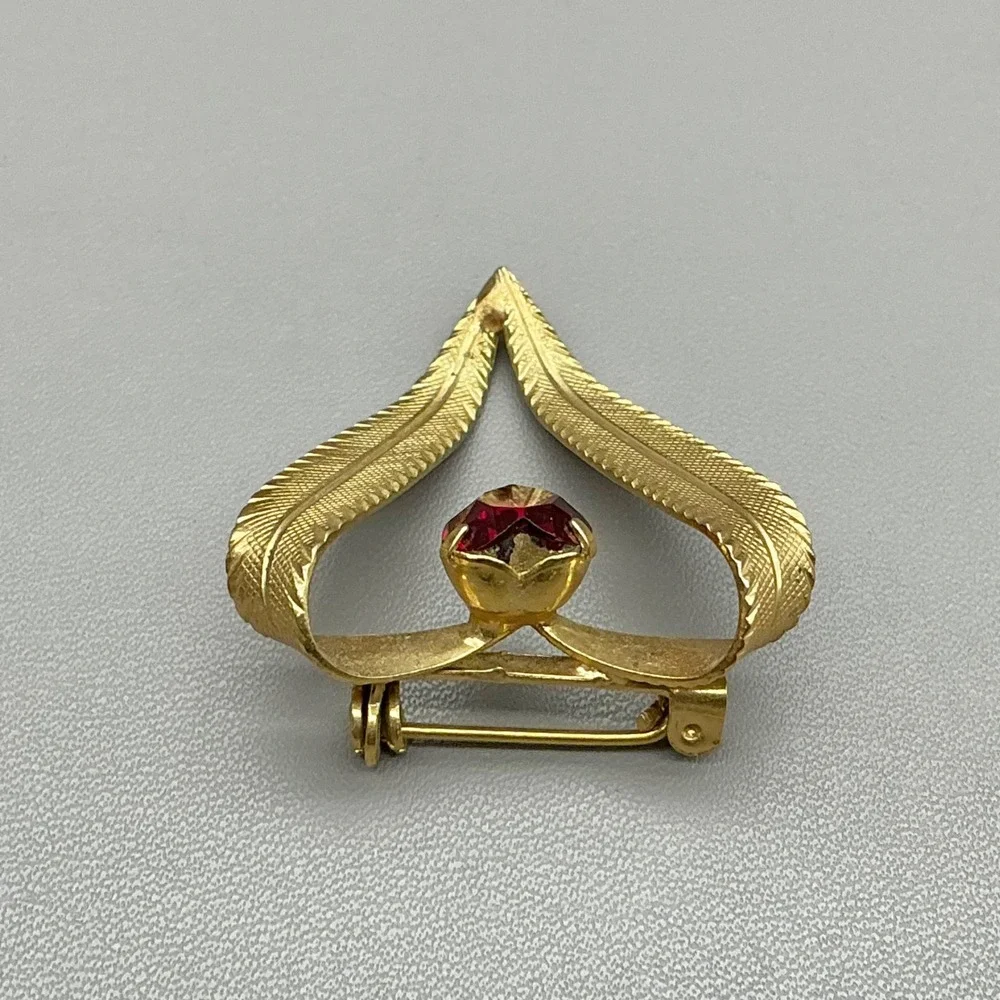 Heart Brooch Women Gold Red Rhinestone Textured V-Shape Ribbon Vintage Pin
